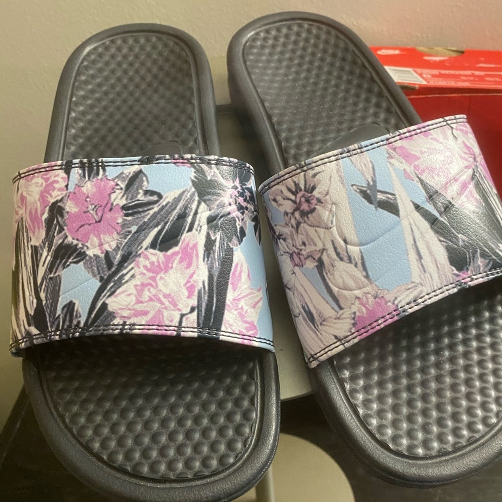 Nike women’s Slides size 8